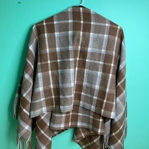 BR 100% wool female poncho pre owned good condition